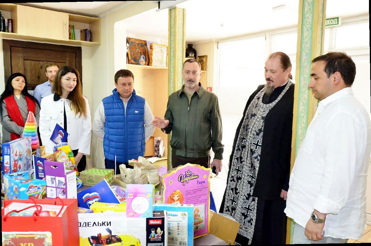 Встреча с Пасхой: Виктор Тепляков поздравил подопечных приюта у храма в Сочи