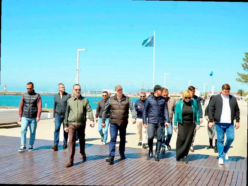 Виктор Тепляков поделился планами по подготовке пляжей в Сочи к предстоящим майским праздникам. Согласно его словам, основные пляжи будут готовы к приему туристов уже к 1 мая, когда ожидается большой наплыв отдыхающих.