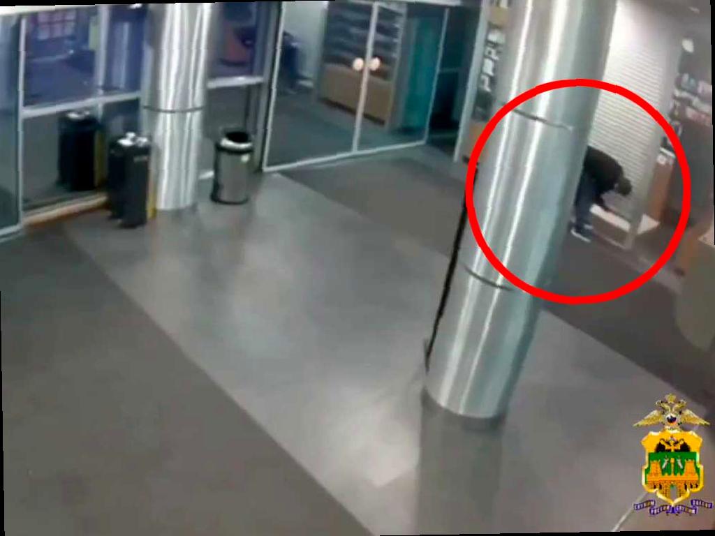 Вор в Адлере обчистил павильон в ТЦ на виду у всех