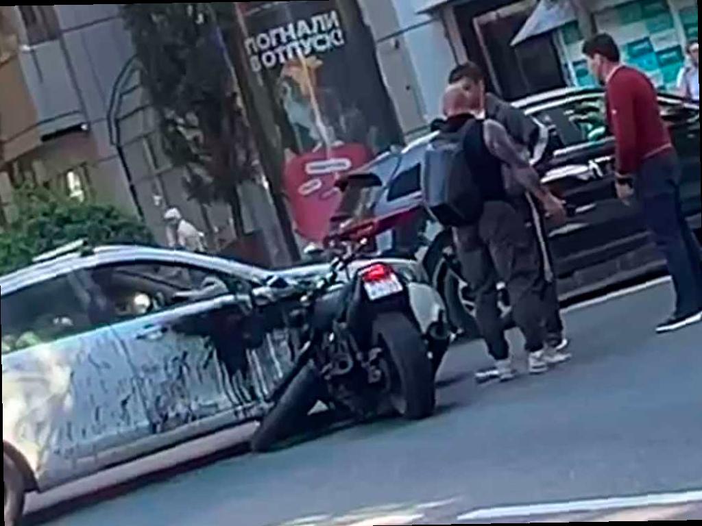 В центре Сочи произошло столкновение мотоцикла с легковым автомобилем