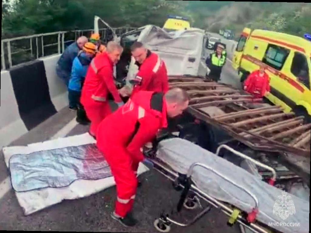 На Мамайском перевале в Сочи спасатели помогли водителю, попавшему в аварию на «Газели»