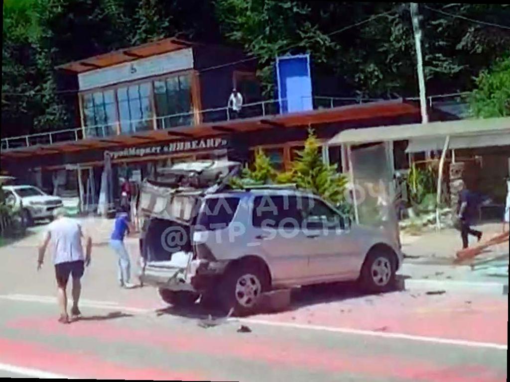 Автомобиль без водителя столкнулся с остановкой в селе Казачий Брод в Сочи