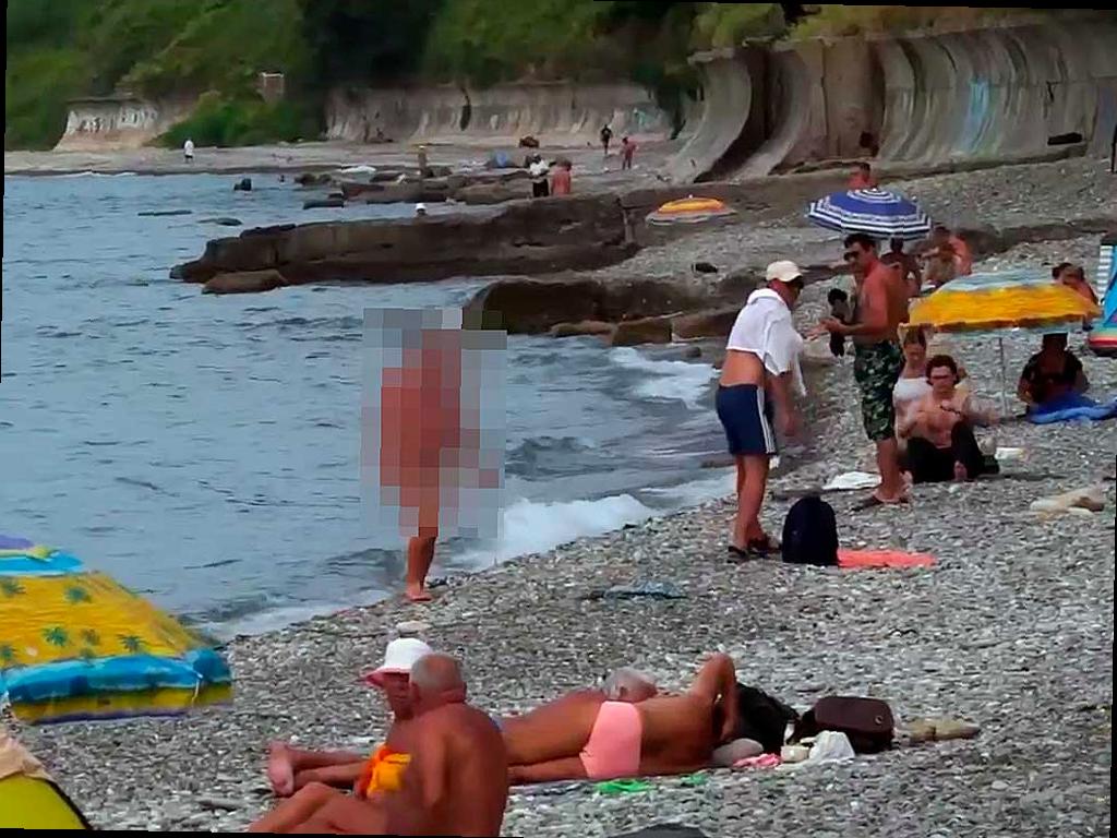Голый турист был пойман на пляже в Сочи