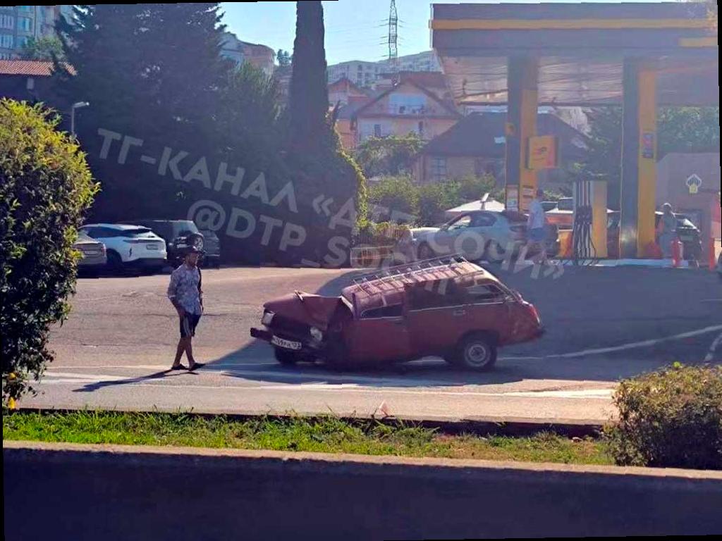 Сон за рулём: в Сочи автомобиль «ВАЗ-четверка» столкнулся со стеной