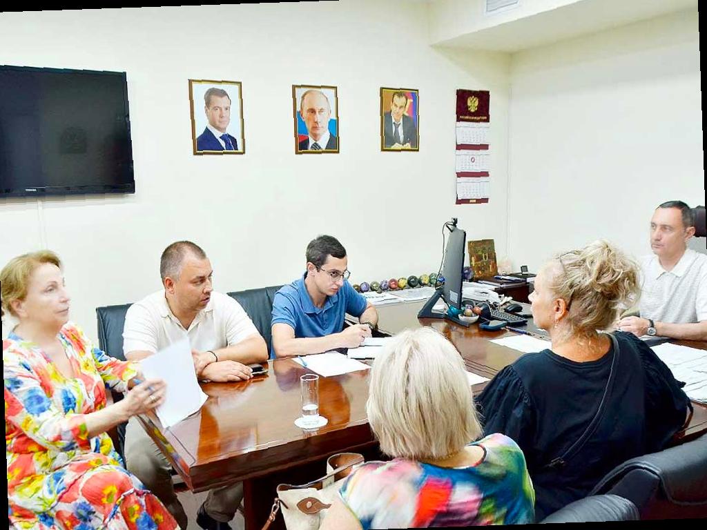 Депутат Законодательного Собрания Краснодарского края провел прием граждан в Центральном районе. В работе приняли участие зампредседателя Горсобрания Сочи Ольга Лиодт, первый замглавы районной администрации Михаил Харламов и председатель ТОС «Солнечный» Виктория Михайлова.