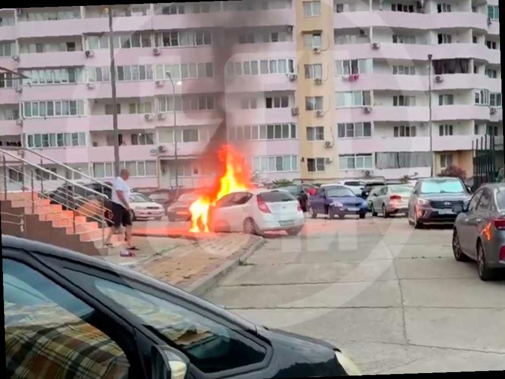 Автомобиль сгорел у дома в Сочи