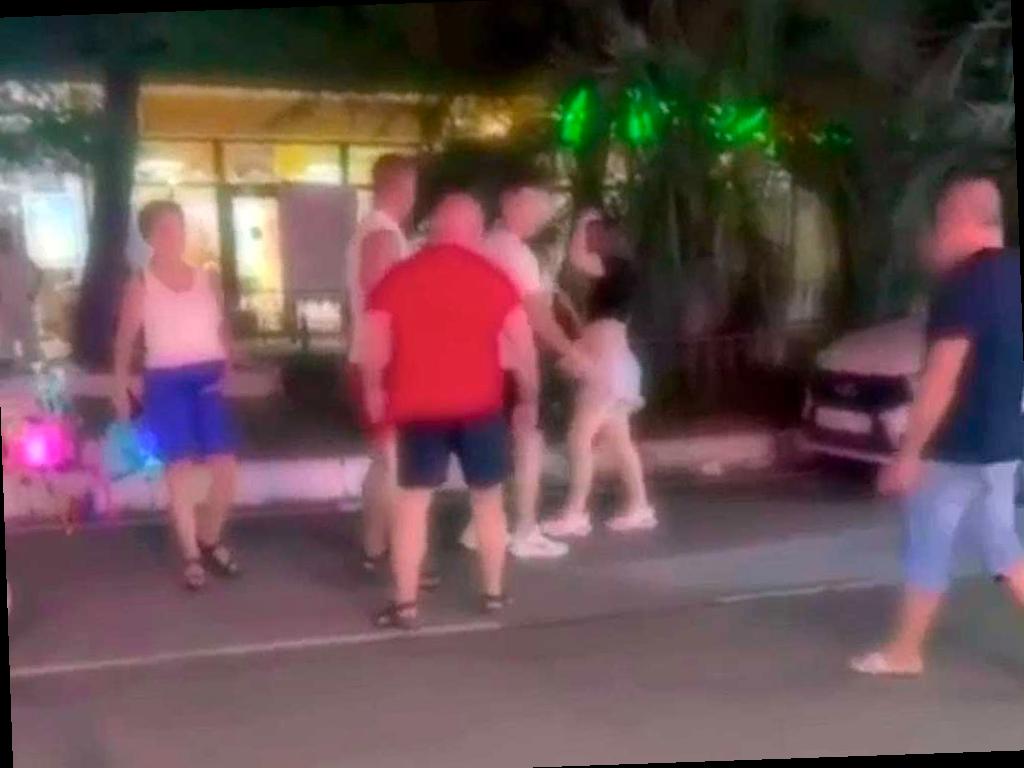 В центре Адлера произошел конфликт между туристами на электрокарах и местной жительницей, который перерос в драку. Полиция реагировала на видео, опубликованное в соцсетях.