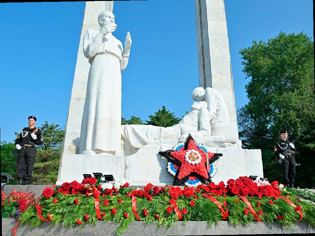 В Сочи состоялось торжественное мероприятие возложения цветов к мемориалу «Подвиг во имя жизни». Этот мемориал посвящен медикам, которые проявили героизм во время Великой Отечественной войны.
