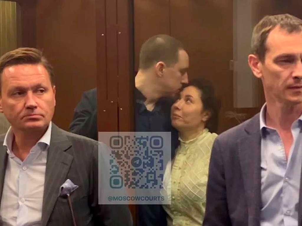 Суд решил продлить арест бывшему мэру Сочи и его супруге