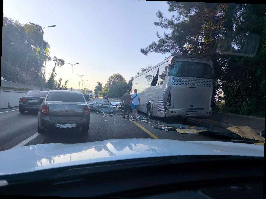 Грузовик «Газель» разбился на части после столкновения с автобусом в Сочи