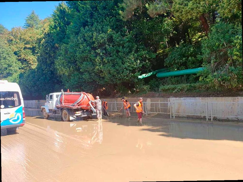 Грунтовые воды затопили часть федеральной трассы в Сочи