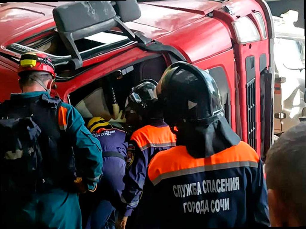 Женщину зажало в грузовике после ДТП в посёлке Чемитоквадже
