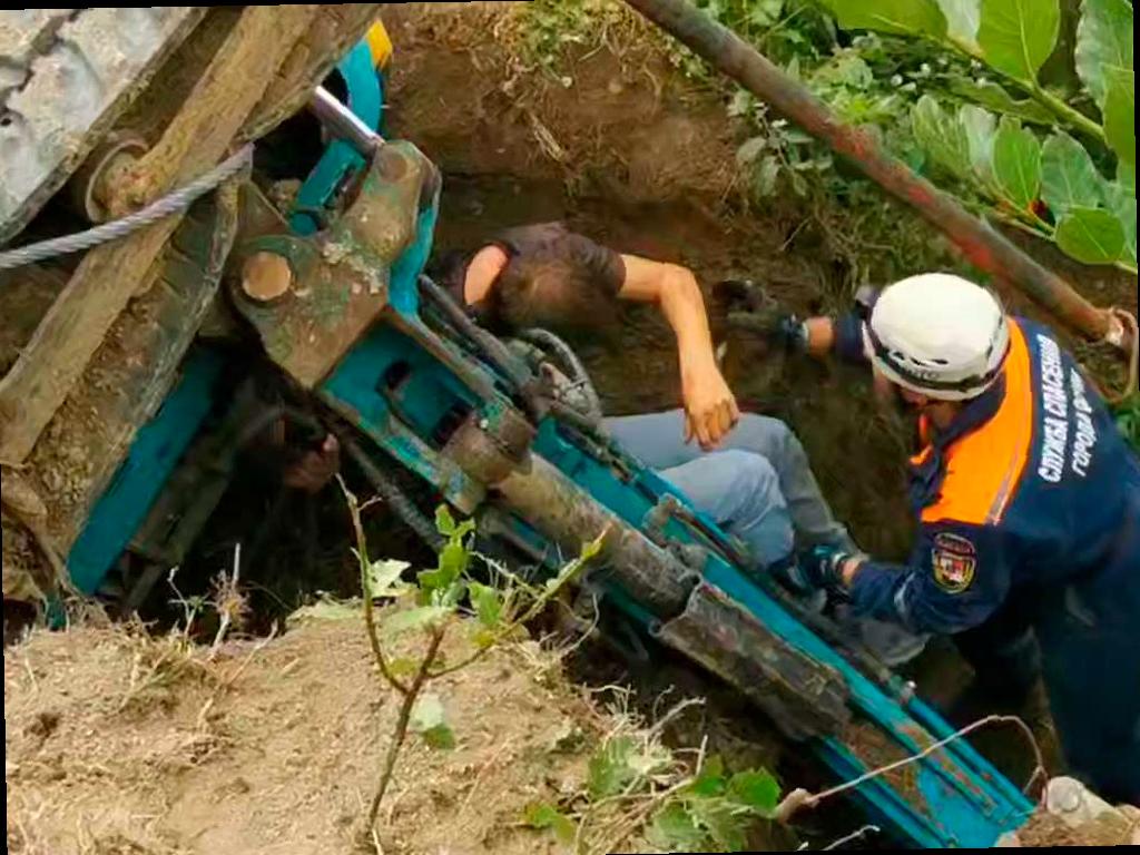 В Сочи экскаватор перевернулся, но водителя удалось спасти