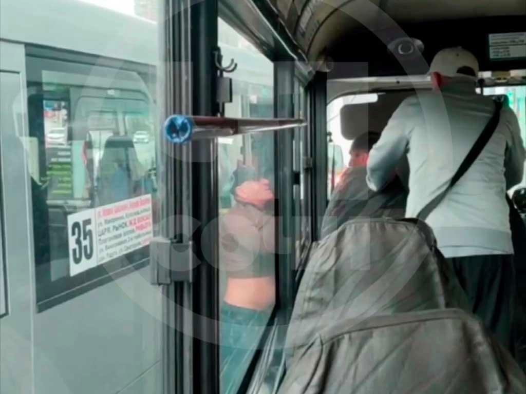 Водители автобусов устроили конфликт возле вокзала в Сочи