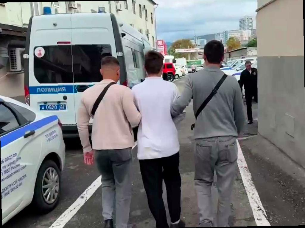 В центре Сочи приезжий угрожал ножом и отнял у прохожего сумку с документами. Спасибо оперативности местных полицейских, задержавших злоумышленника. Подозреваемый, 22-летний молодой человек, был задержан и признался, что совершил преступление в состоянии алкогольного опьянения. Полиция изъяла нож и вернула похищенное. Владелец сумки получил ее обратно. По данному случаю возбуждено уголовное дело, за что приезжему грозит до 10 лет тюрьмы. Фото задержанного предоставлено УВД по городу Сочи.