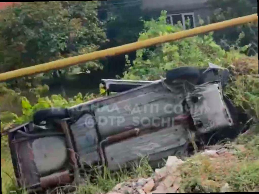 В селе Барановка автомобиль перевернулся после съезда с дороги