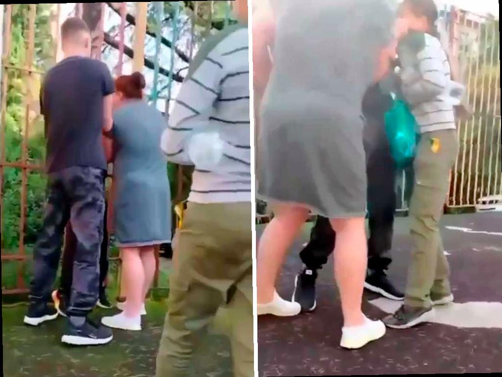На детской площадке в сочинском микрорайоне Бытха произошел конфликт, который привлек внимание пользователей социальных сетей. Женщина начала ругаться и угрожать подросткам, играющим на площадке. Она даже хватала детей и использовала нецензурные выражения, угрожая «набить е… мамке».