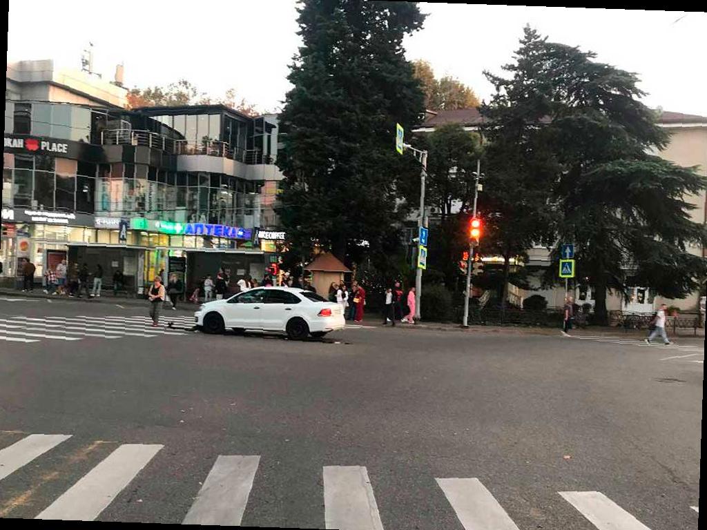 В Сочи произошло ДТП: легковушка сбила подростка на самокате, который переезжал дорогу на красный свет светофора
