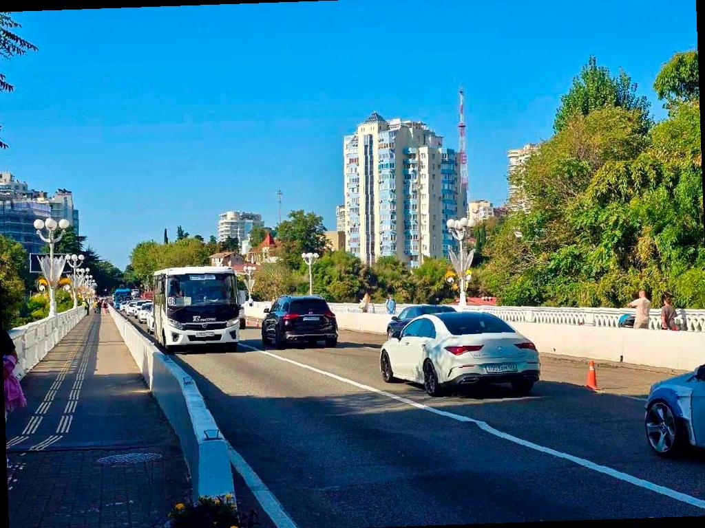 В Сочи обновляют асфальт на Верещагинском виадуке
