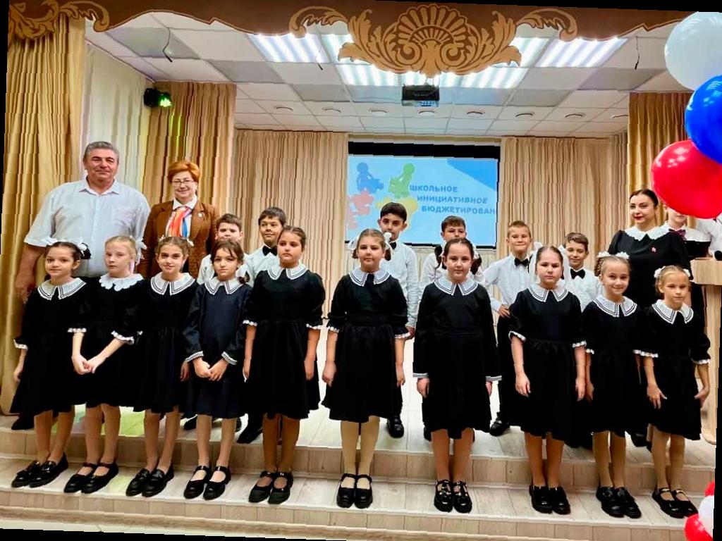 В школах Лазаревского района Сочи открыли новые актовые залы