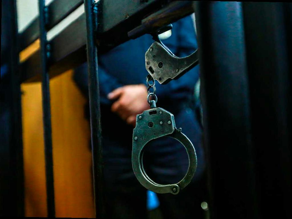 Двое молодых парней были задержаны сотрудниками уголовного розыска в Адлере. Они украли сумку у посетительницы ночного клуба, когда она на короткое время отошла, оставив свои вещи без присмотра. В сумке были телефон, документы, банковские карты и ключи от автомобиля, общий ущерб составил 140 тысяч рублей. Благодаря камерам видеонаблюдения полиция смогла идентифицировать преступников и задержать их немедленно. Злоумышленники планировали продать телефон, а сумку просто выбросили в реку. Возбуждено уголовное дело по статье УК РФ, которая предусматривает до 5 лет лишения свободы для воров. (Фото: Сергей Коньков / ТАСС)