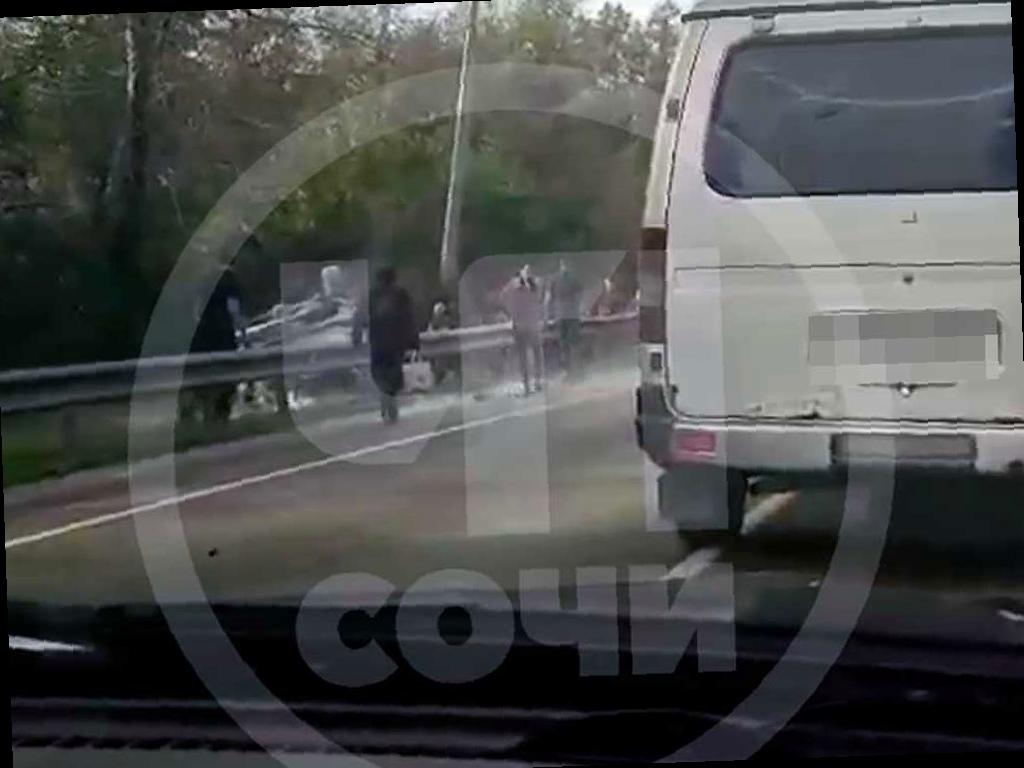 Внедорожник перевернулся на трассе в Сочи, есть пострадавшие