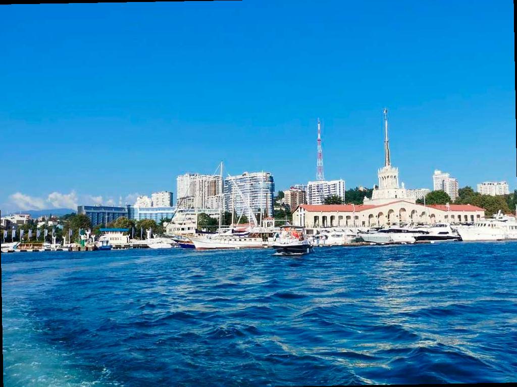 В акватории Сочи проходят учебные стрельбы