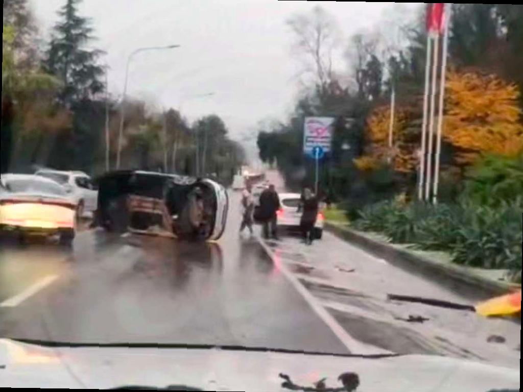 Автомобиль перевернулся на трассе «Сочи-Адлер» в Хосте