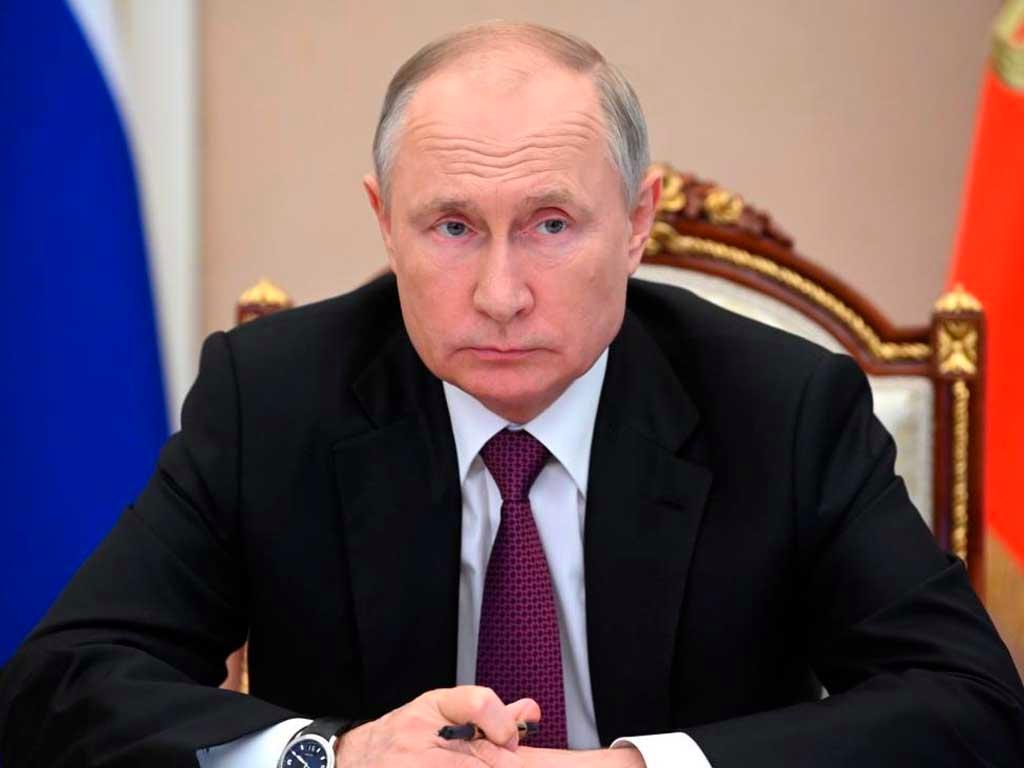 Путин подписал законы: изменения в ЖКХ, пенсии участникам СВО и новые регионы