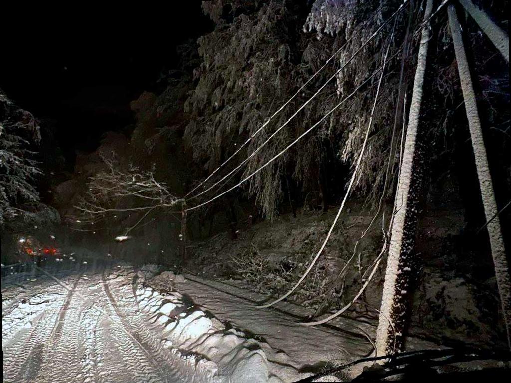 В Сочи временно отключат электричество на нескольких улицах из-за плохой погоды