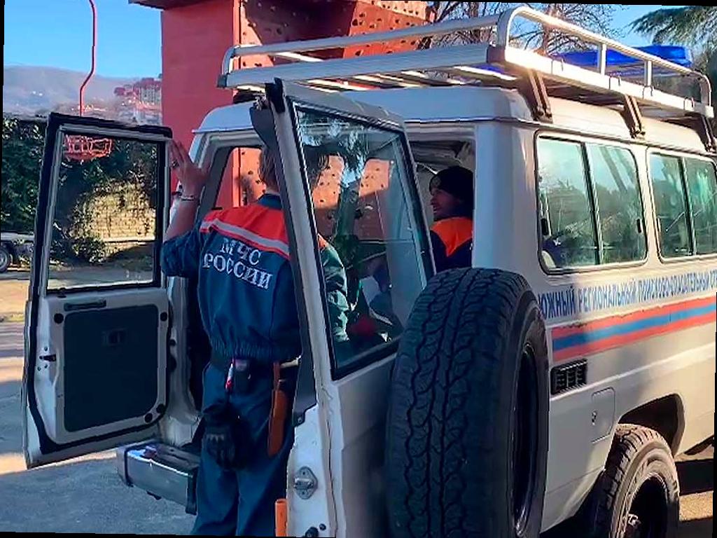 В Сочи спасатели помогли мужчине, который упал с скалы в реку