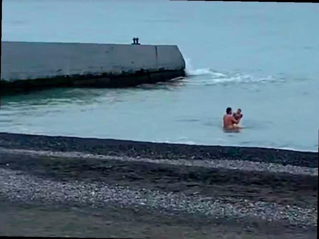 В Сочи мужчина покупал детей в зимнем море, полиция ищет «моржа»