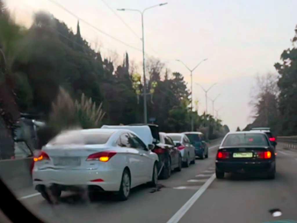 Вчера утром в Адлере произошло столкновение четырех автомобилей на улице Ленина. Информацию об аварии опубликовал телеграм-канал «ДТП Сочи».
