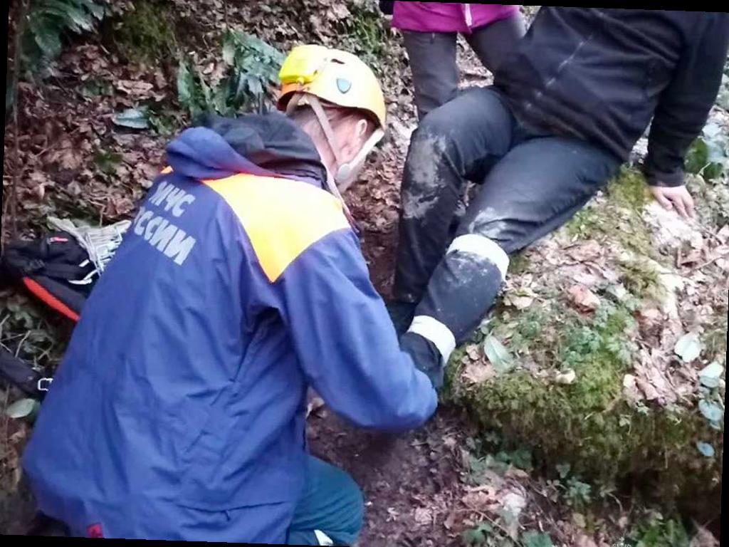 В Агурском ущелье спасатели помогли пострадавшему туристу. Вечером 52-летний мужчина отправился к водопадам вместе с женой, но по дороге получил травму ноги. Спасатели быстро прибыли на место и обнаружили их в 200 метрах от слияния рек Агуры и Агурчика. Оказав первую помощь, спасатели иммобилизовали ногу пострадавшего и доставили его до внедорожника МЧС. Мужчину доставили в город, где врачи скорой помощи взяли его под свою опеку.