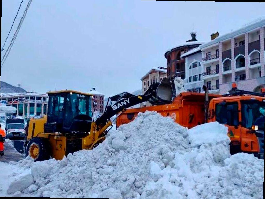 За новогодние праздники в Сочи было убрано 70 тысяч кубометров снега. Необычно сильные снегопады вызвали серьезные трудности для всех городских служб. Уборка дорог особенно важна, особенно в горных районах курорта. В настоящее время уже удалось вывезти значительное количество снега, отметил мэр города Андрей Прошунин. В Красной Поляне также активно борются с нарушителями правил парковки.