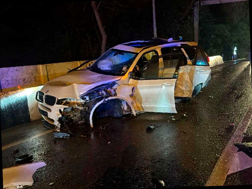 В ночь в Сочи произошло ДТП: погиб пассажир из-за перевернувшегося «БМВ»