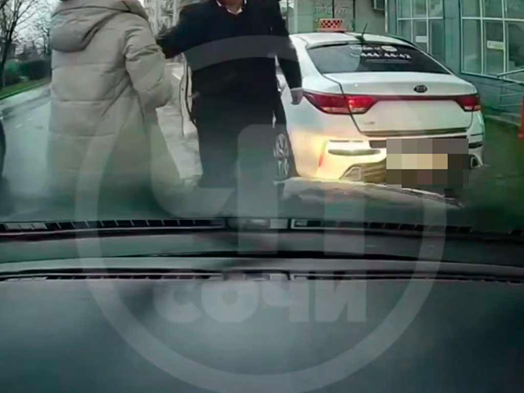 Таксист в Сочи вступил в конфликт с женщиной из-за парковки, полиция расследует инцидент