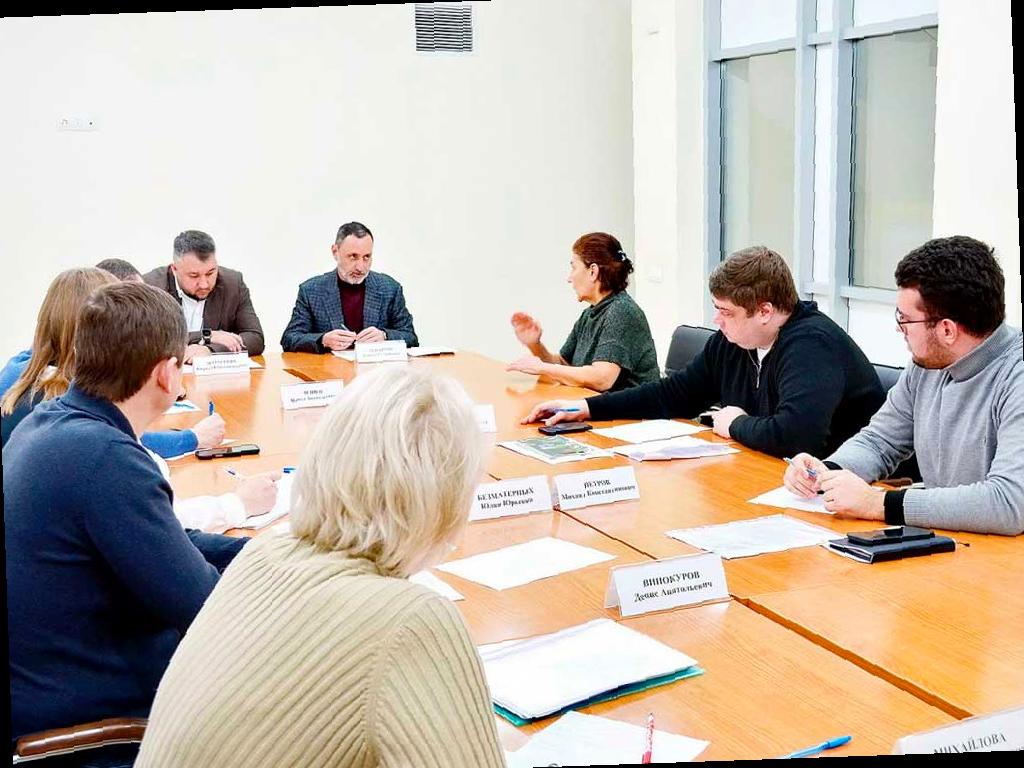 Депутат Виктор Тепляков провел прием жителей Центрального района Сочи вместе с депутатом Горсобрания Кириллом Матусевичем и представителями мэрии и сетевых организаций. Жители выразили обеспокоенность аварийным участком водовода и проблемами с гостиницей на улице Кубанской.