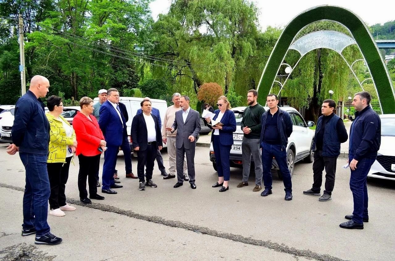 Депутат ЗСК Виктор Тепляков осмотрел сквер на Мацесте в Сочи