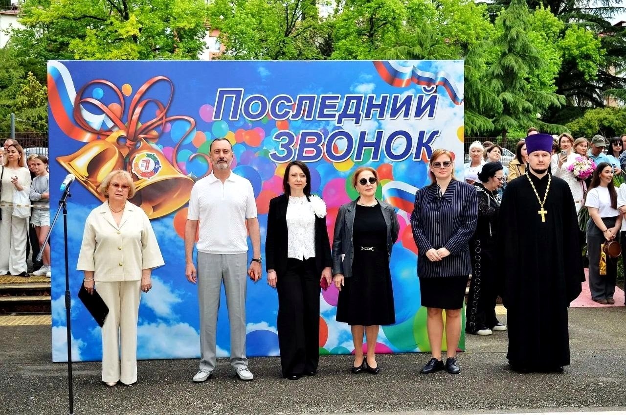 Депутат ЗСК Виктор Тепляков посетил последний звонок в Сочи, школа №7