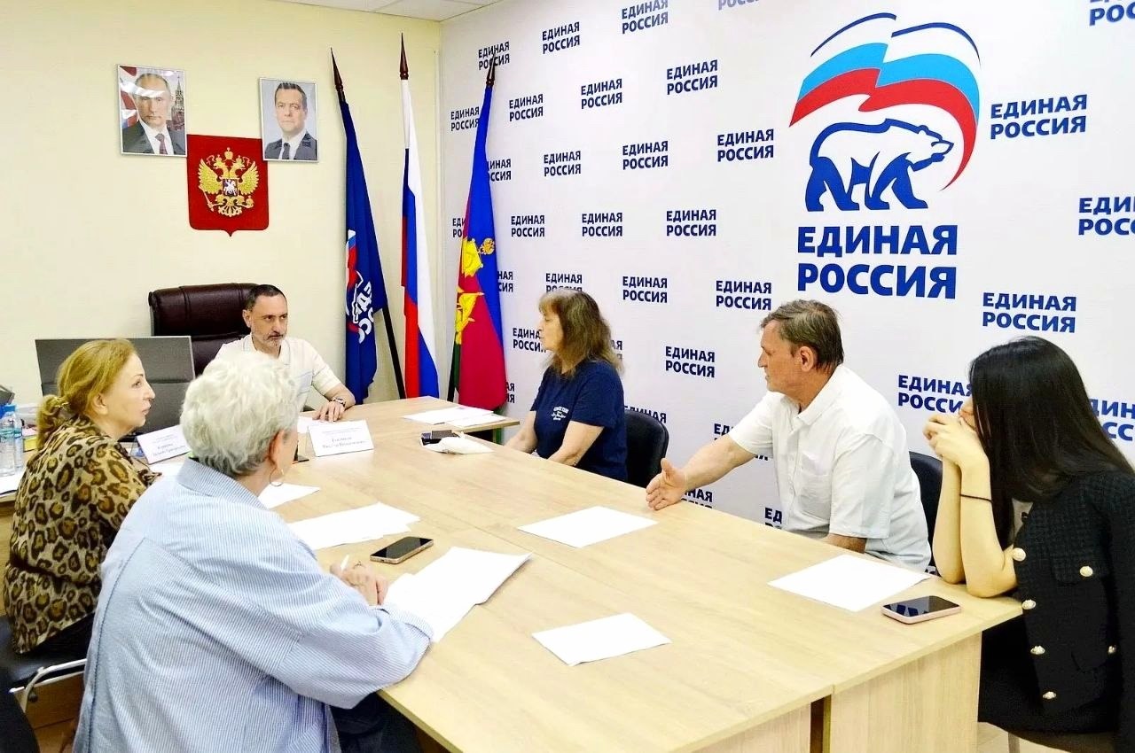 Депутат Законодательного Собрания Виктор Тепляков провел прием граждан в Общественной приёмной