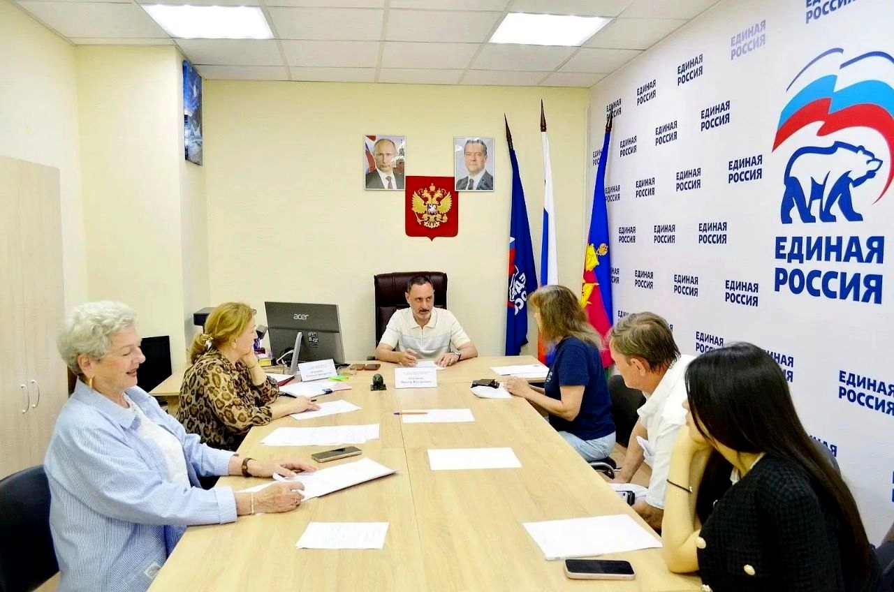 Депутат Законодательного Собрания Виктор Тепляков провел прием граждан в Общественной приёмной