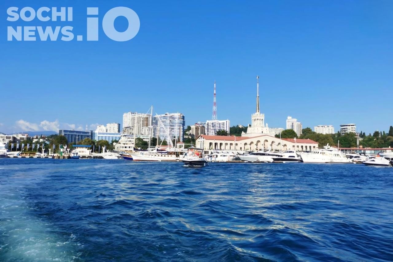 Температура Черного моря у побережья Сочи опустилась до +26 градусов, но специалисты подчеркивают, что это не свидетельствует о завершении курортного сезона.