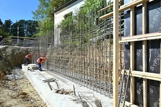 Укрепление склона в Хостинском районе Сочи продолжается после оползня