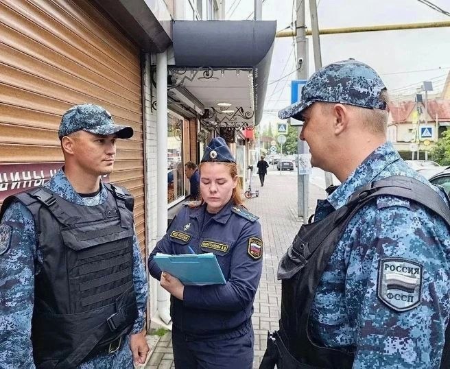 В Сочи демонтировали самовольную пристройку и гараж за счет владелицы