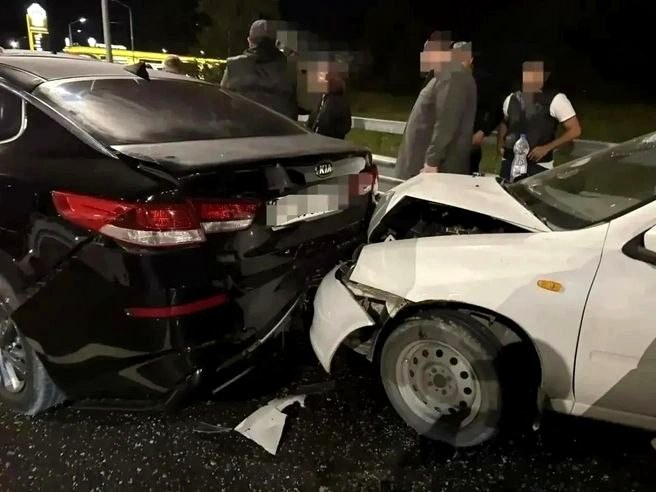 В Сочи УАЗ врезался в автомобили, стоявшие в очереди на заправку